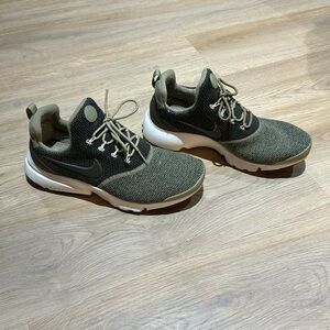 NIKE Presto Fly Knit SE Sz 7.5 - Cour is Neutral Olive Black White - #910570-200